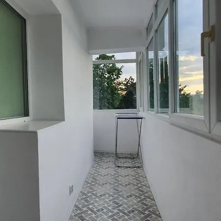 Between Parks - King Bed - - Football Field Apartment