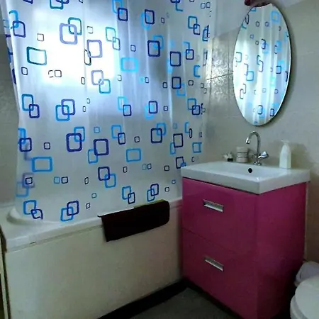 Apartment Between Parks - King Bed - - Football Field