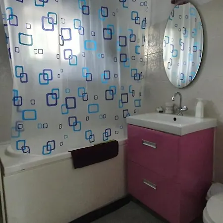 Apartment Between Parks - King Bed - - Football Field