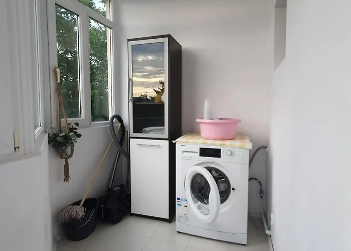 Between Parks - King Bed - - Football Field *