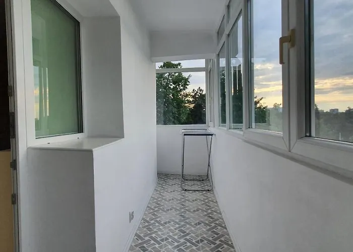 Between Parks - King Bed - - Football Field Apartment