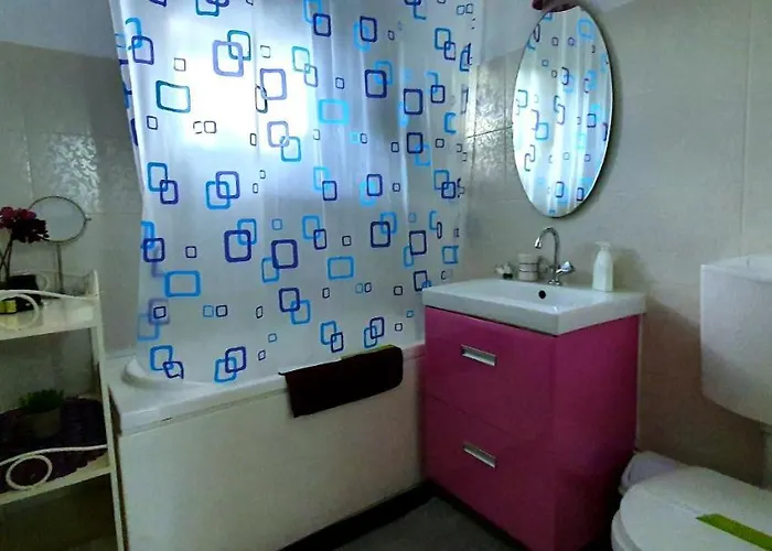 Daire Between Parks - King Bed - - Football Field