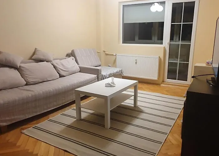 Between Parks - King Bed - - Football Field *